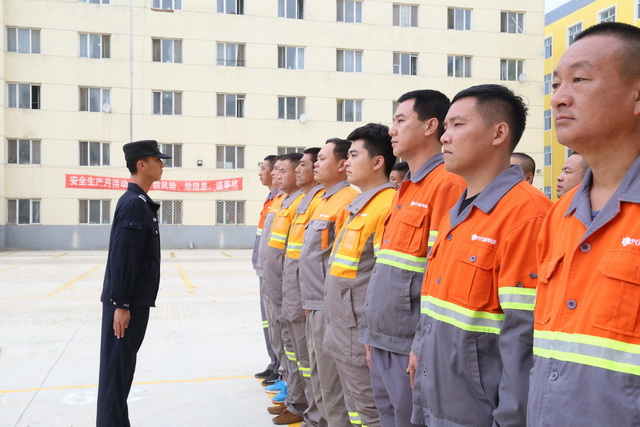 入職“第一課” 多寶山銅業(yè)軍訓(xùn)教官來了 (1)-640.JPG