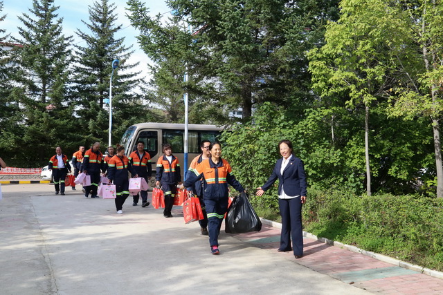 教師節(jié)情暖教育一線 多寶山銅業(yè)慰問“人類靈魂的工程師” (5)-640.JPG