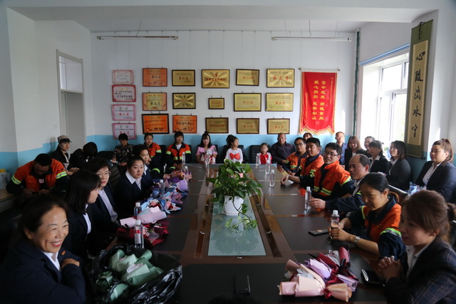 教師節(jié)情暖教育一線 多寶山銅業(yè)慰問“人類靈魂的工程師” (1)-640.JPG