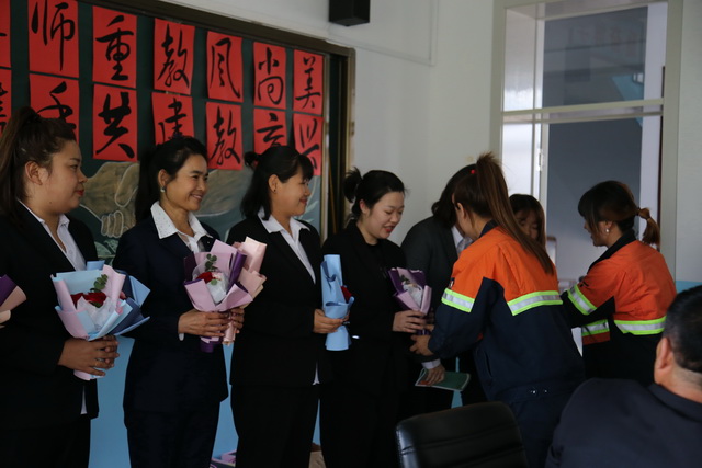 教師節(jié)情暖教育一線 多寶山銅業(yè)慰問“人類靈魂的工程師” (8)-640.JPG