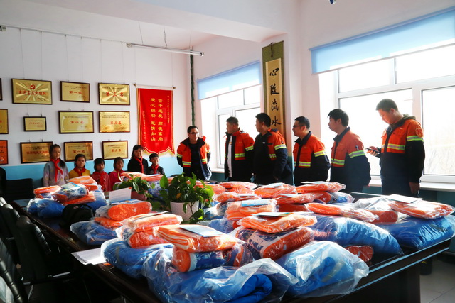【穿越寒冬，多銅溫暖踏雪而來】多寶山銅業(yè)開展溫暖進校園活動 (4)-640.JPG