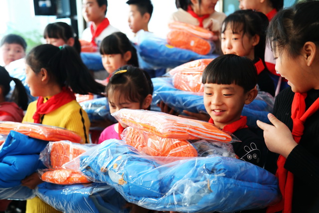 【穿越寒冬，多銅溫暖踏雪而來】多寶山銅業(yè)開展溫暖進校園活動 (5)-640.JPG