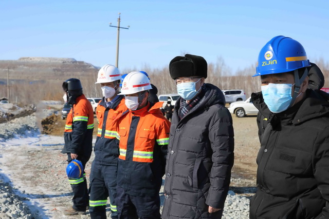 5e5a40b24269e.jpg 黑河市市委書記馬里調(diào)研多寶山銅業(yè) (3)-640.jpg